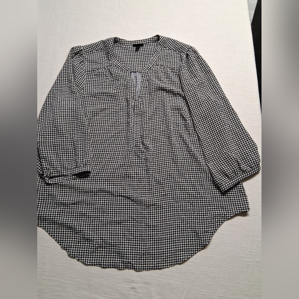 torrid Black and White Houndstooth V-Neck Blouse - Picture 4 of 14